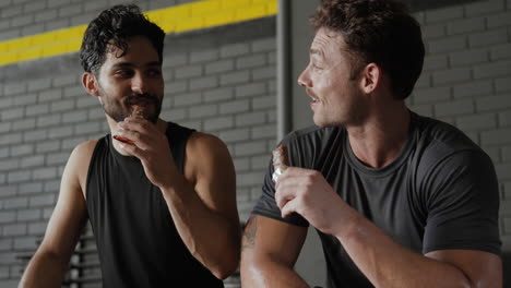hombres comiendo barras de proteína después del entrenamiento