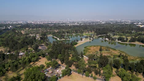 un oasis en la ciudad: imágenes aéreas del bosque de san juan de aragón y su presencia calmante