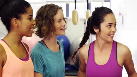 mujeres hermosas interactuando entre sí en el estudio de fitness