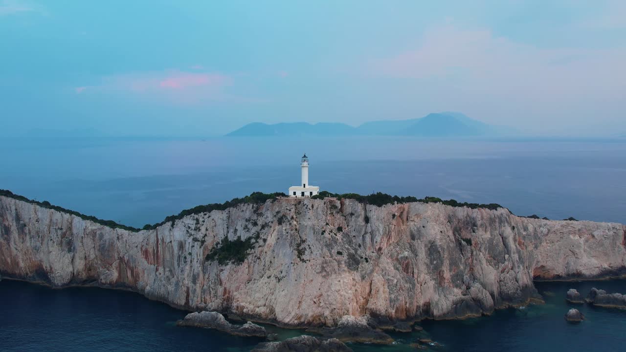 레프카다 섬 꼭대기 의 등대 의 공중 뷰 와 그 배경 에 안개 같은 풍경 의 바다