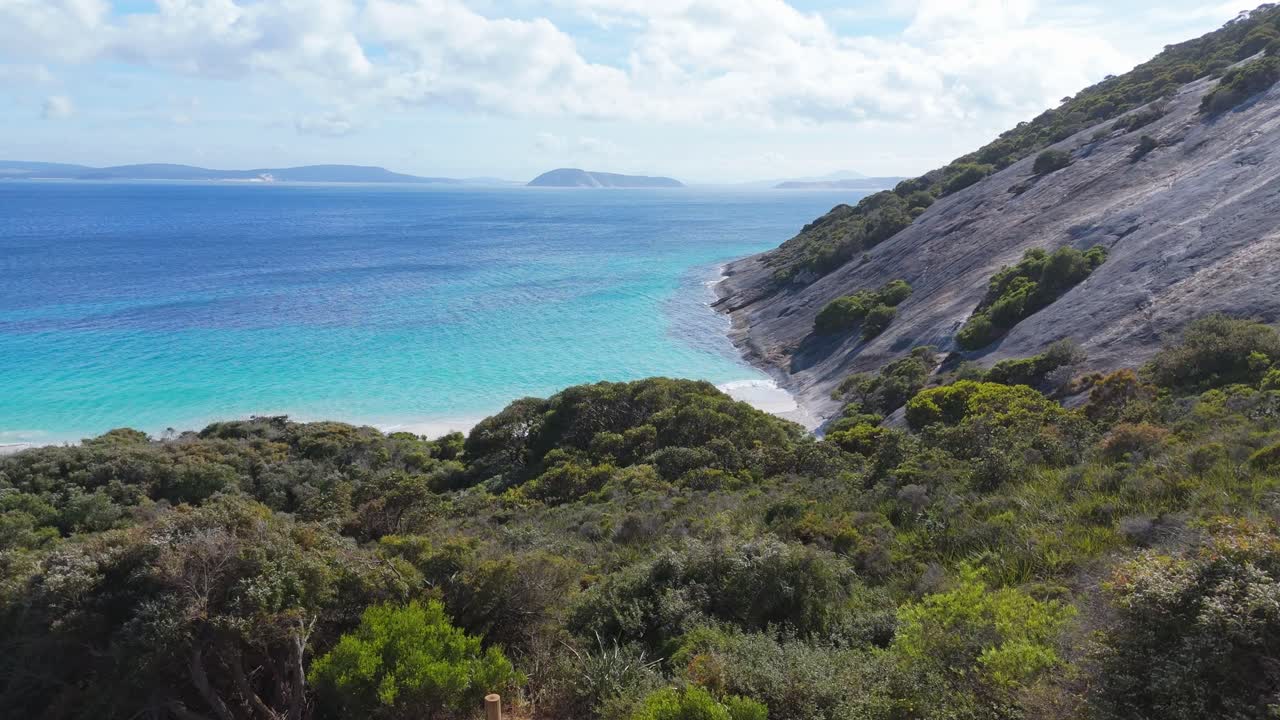 드론이 모터카 위를 날아다니며 유명한 미저리 비치 (misery beach) 에서 지평선으로 캠핑하고 있습니다.
