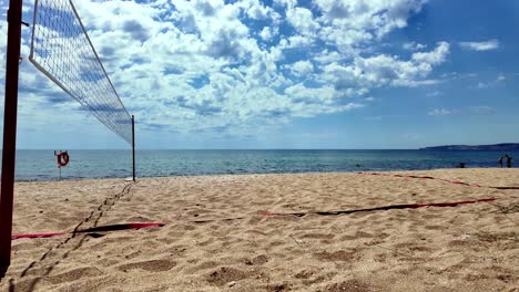 Cancha-De-Voleibol-De-Playa-Lista-Para-La-Acción-En-Una-Hermosa-Playa-De-Crimea