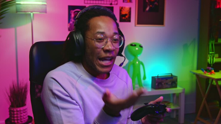 Uomo che gioca a videogiochi
