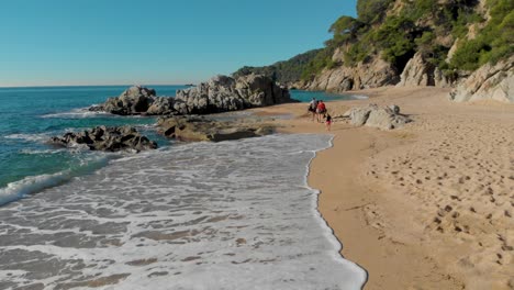 Playa-De-La-Costa-Brava,-Dron-Aéreo,-Paraíso,-Verde-Turquesa---Lloret-De-Mar-Mediterráneo---España