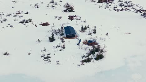 Vista-Aislada-De-Una-Cabaña-En-Medio-De-Montañas-Invernales-En-Verran,-Indre-Fosen,-Noruega