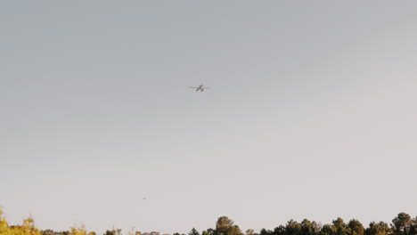 Flugzeug-Fliegt-Hoch-In-Den-Abendhimmel