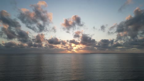 Panorama-Del-Océano-índico-Cerca-De-La-Costa-De-La-Playa-De-Uroa-En-La-Isla-De-Zanzíbar-Durante-La-Puesta-De-Sol,-Tanzania-áfrica,-Toma-Aérea-De-Dolly