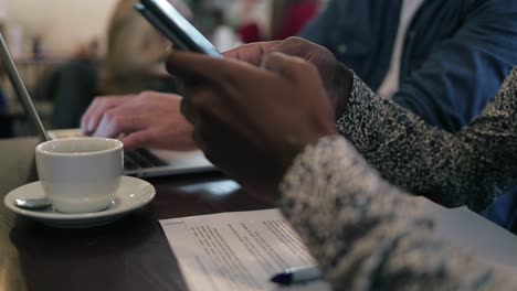 autónomos que usan dispositivos digitales en el café
