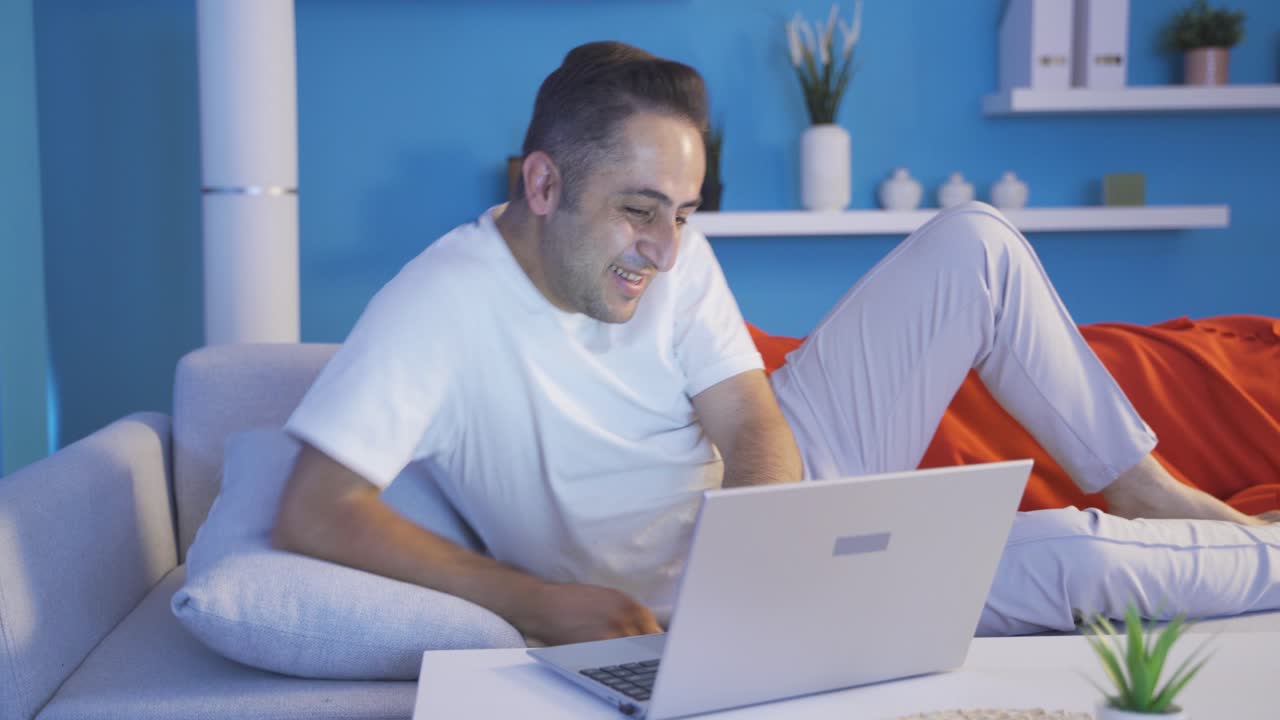 hombre con emoción positiva alegre.