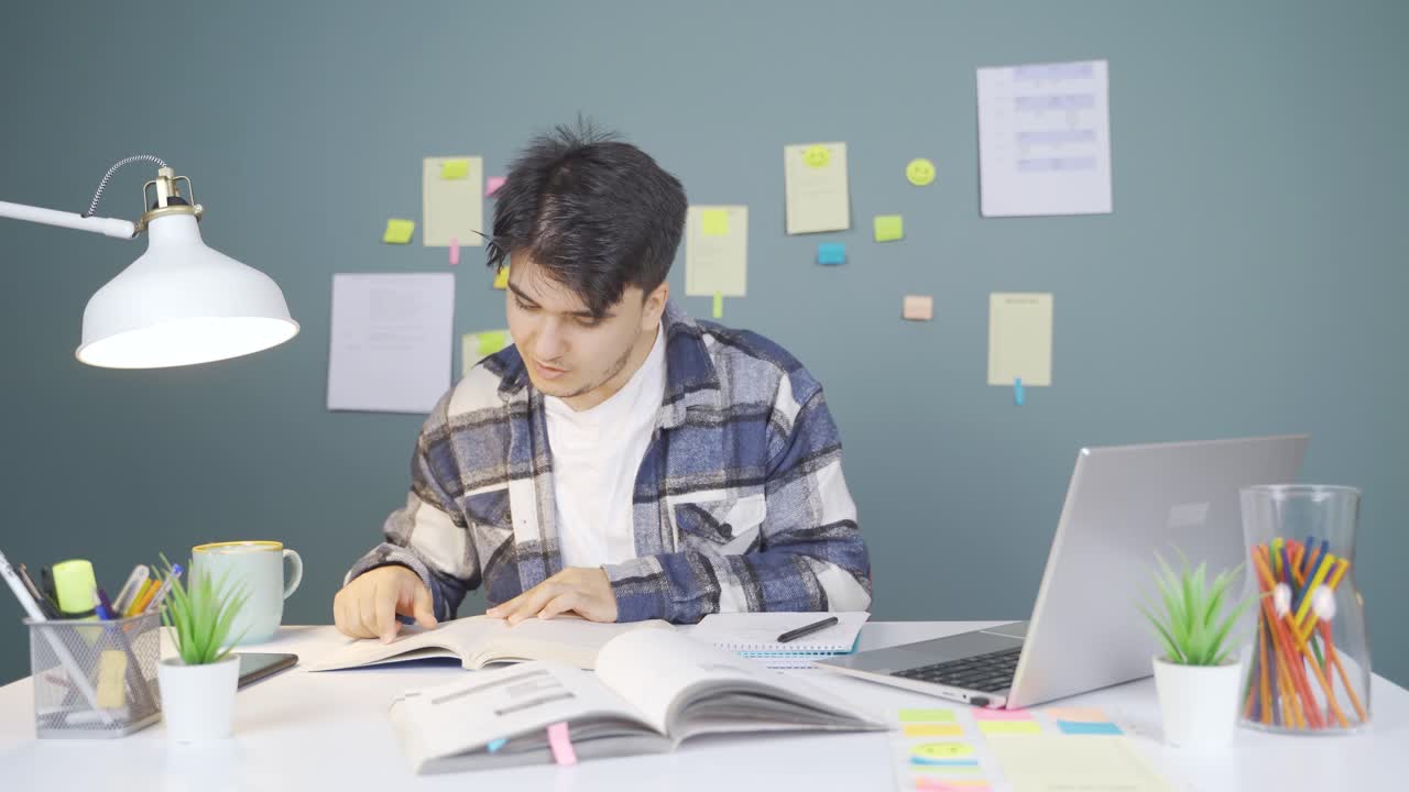 estudiante masculino al que le encanta leer.