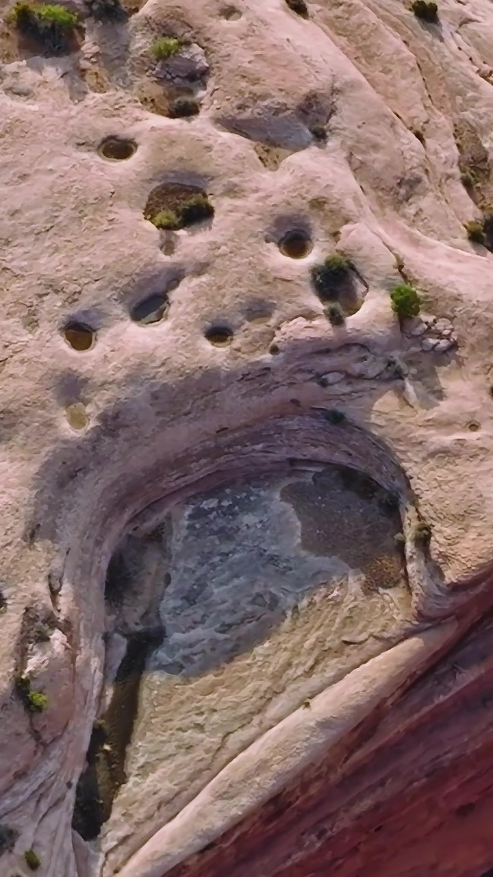 Il paesaggio desertico del Mojave mostra terreno roccioso e arbusti in un'area arida.