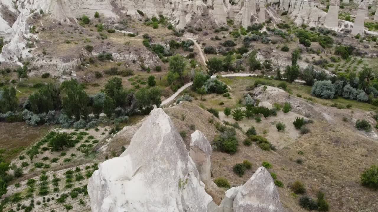 acercarse y luego alejarse de la chimenea de hadas, vista aérea de love valley, capadocia, turquía
