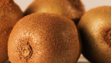 toma de kiwi giratorio con muchos detalles