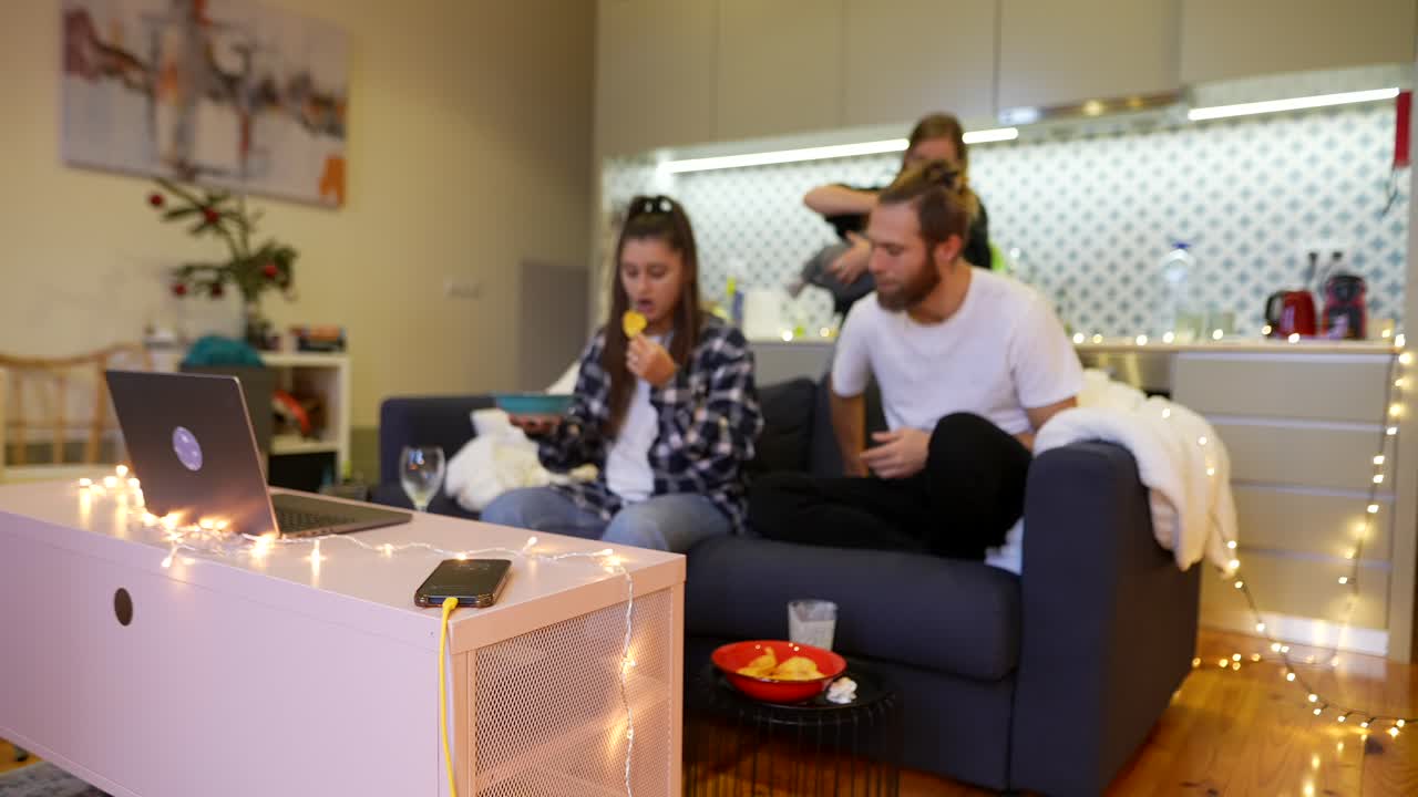 집에서 영화를 보는 가족