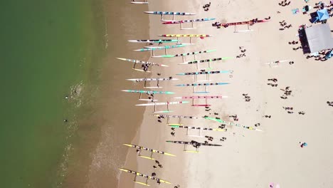 Antena-Sobre-Canoas-Estabilizadoras-En-Una-Playa-Durante-Una-Carrera-De-Remo-En-El-Océano-Pacífico-Cerca-De-Ventura-California-4