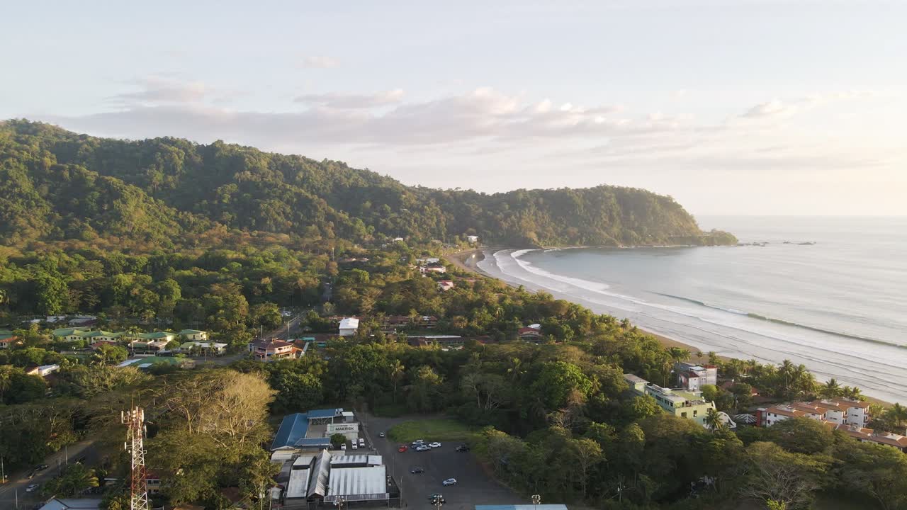 pequeña ciudad costera de jaco en la costa tropical del pacífico de costa rica al atardecer