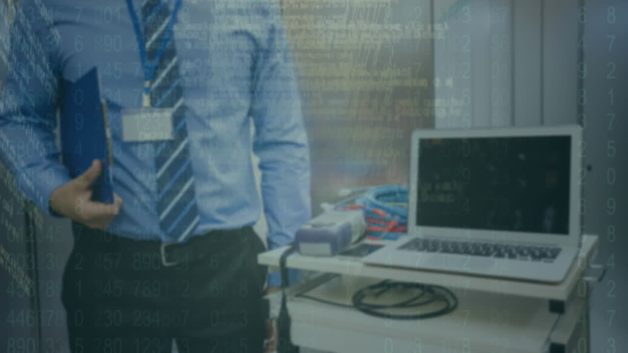 animación de puntos de luz y procesamiento de datos sobre un hombre biracial en la sala de servidores