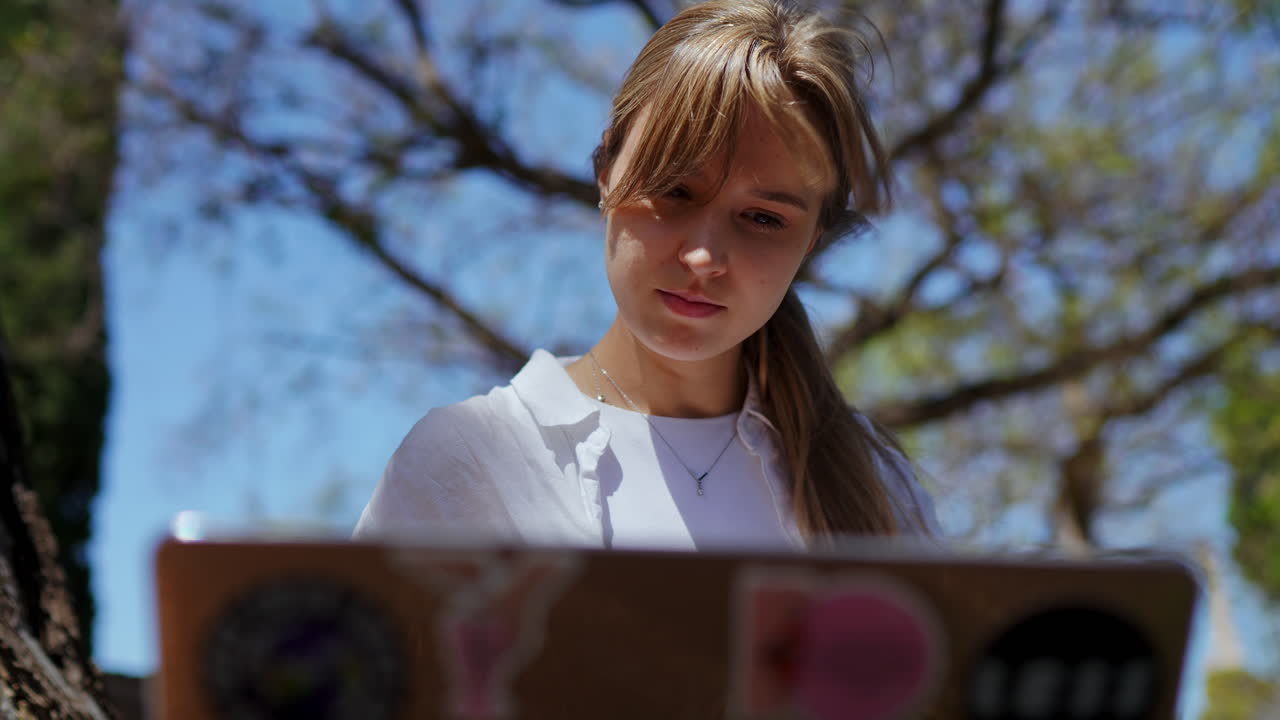 야외에서 노트북으로 일하는 여자