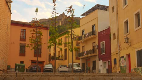 Edificios-En-La-Ciudad-Histórica-Con-El-Castillo-Al-Fondo-En-Sagunto,-Provincia-De-Valencia,-España