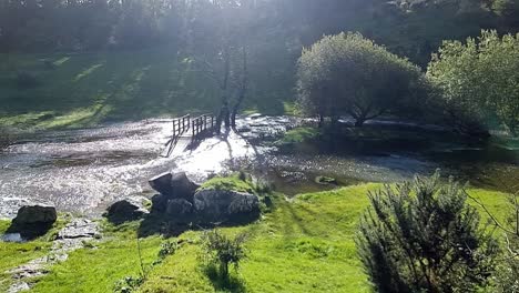 Cámara-Lenta-Saturada-Corriente-De-Campo-Inundada-Estalló-En-Sus-Orillas-Con-árboles-Sumergidos-Después-Del-Tiempo-De-Lluvia-Tormentosa