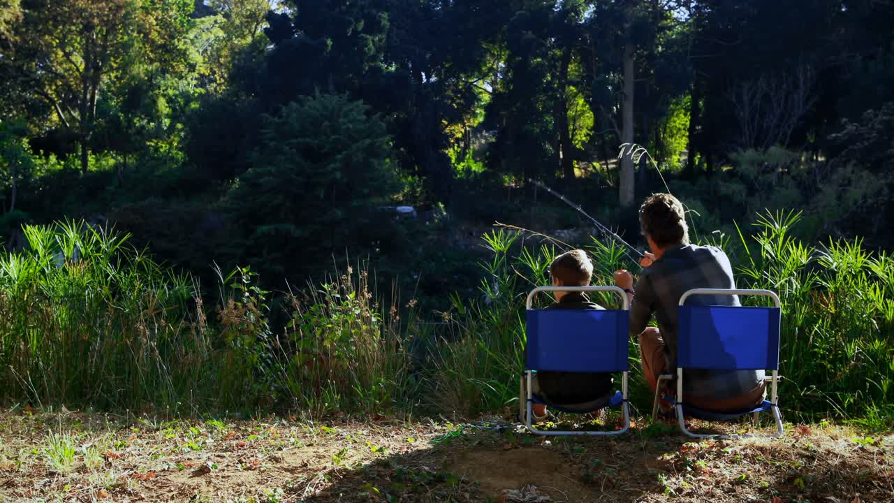 아버지 와 아들 이 시골 에서  ⁇ 시 를 하고 있다
