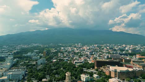 4K-Filmische-Urbane-Drohnenaufnahmen-Einer-Panorama-Luftaufnahme-Der-Stadt-Chiang-Mai,-Thailand,-An-Einem-Sonnigen-Tag