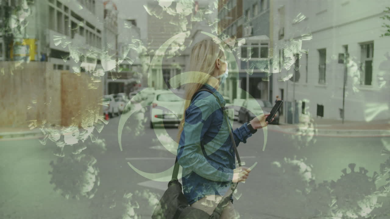 animación de células de virus y signo de peligro biológico sobre una mujer caucásica que lleva una máscara facial