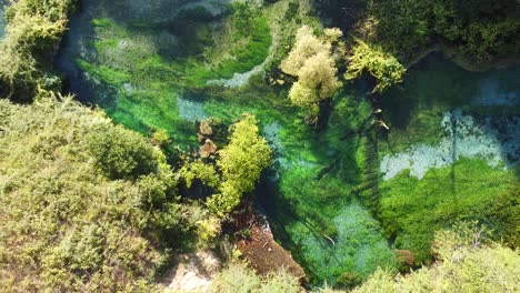 ojo azul , albania - aérea de arriba hacia abajo ascendente