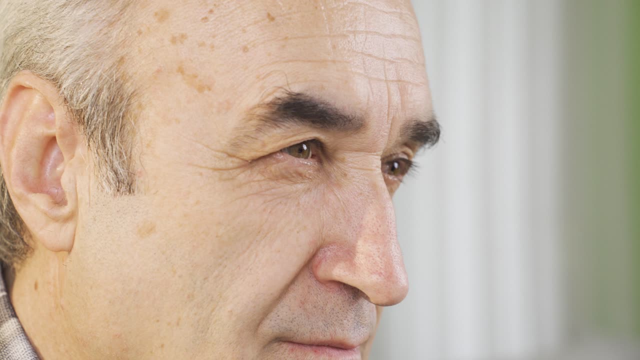 los ojos de cerca de un anciano deprimido.