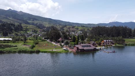 位於厄瓜多爾的聖帕布洛湖 (lake san pablo) 的美麗度假村和風景