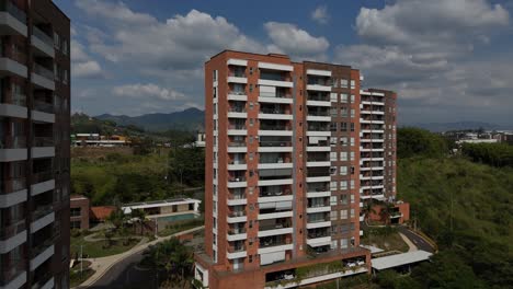 vida serena en medio del paisaje urbano montañoso