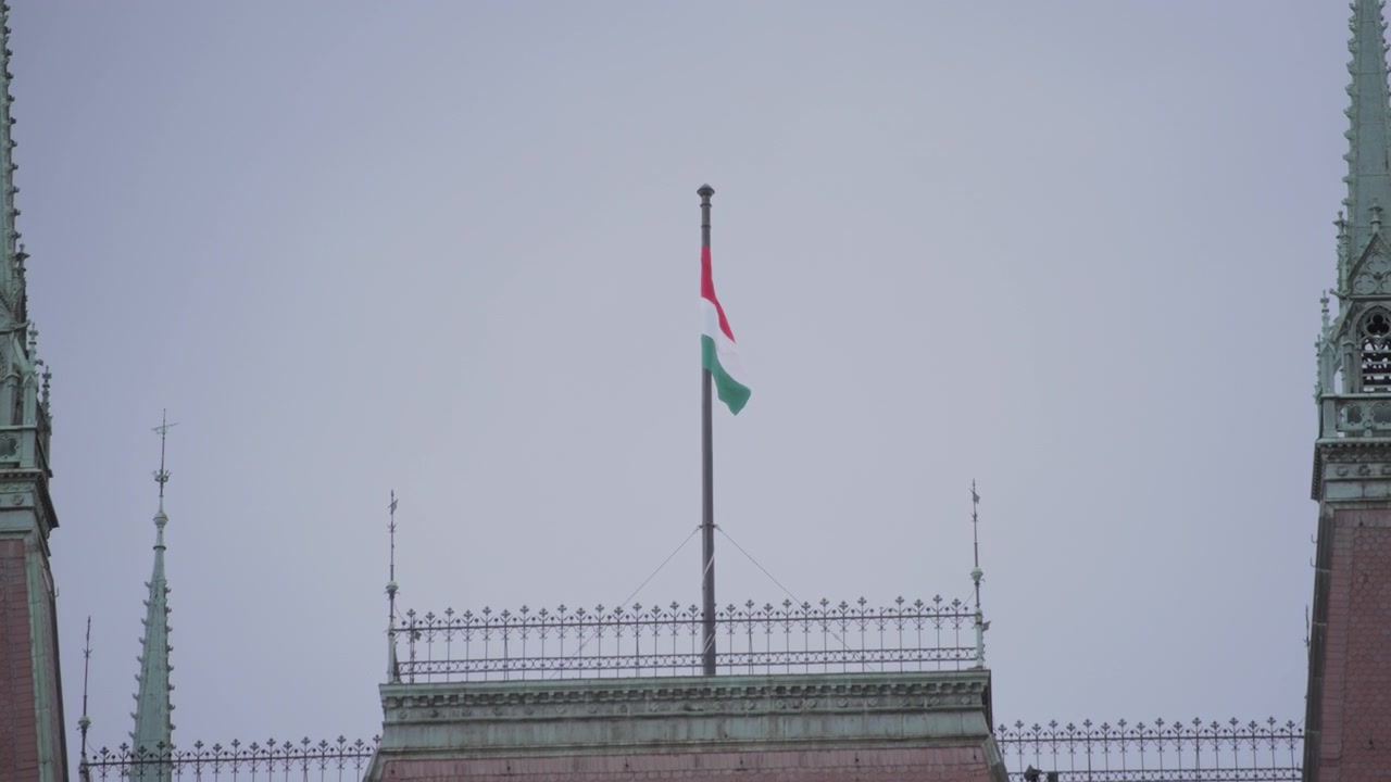 Bandiera Ungherese in Cima al Parlamento