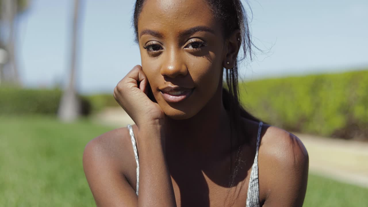 молодая женщина в спортивной одежде на лужайке