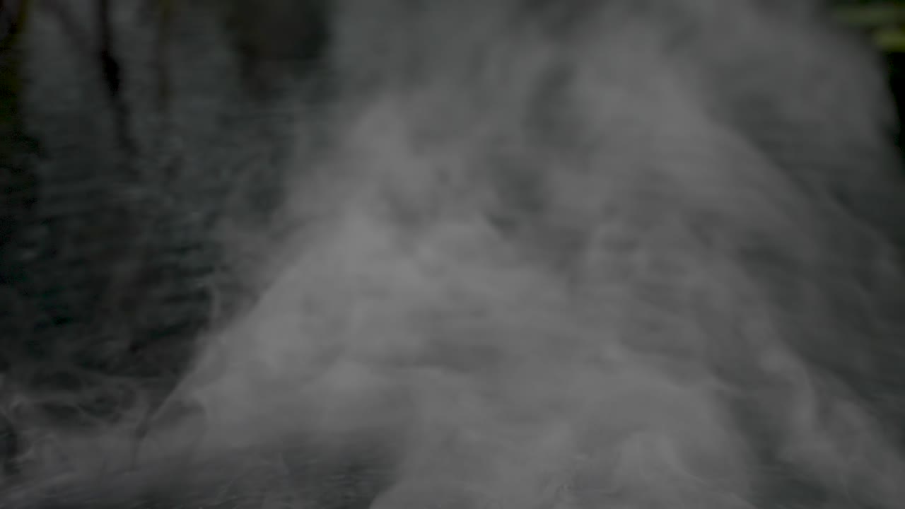 물 표면 위에서 미끄러지는 안개 연기