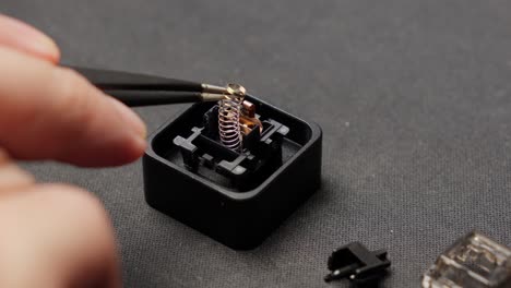 reparación técnica y montaje de componentes electrónicos de teclas de teclado mecánicas