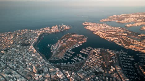 Vista-Panorámica-De-Malta,-Valetta-Desde-Arriba-Al-Atardecer,-Aérea,-Drone