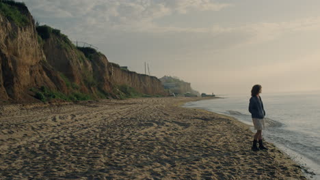 Friedliche-Frau,-Die-Am-Meeresufer-Steht.-Entspanntes-Mädchen,-Das-Den-Sonnenaufgang-Am-Strand-Sieht