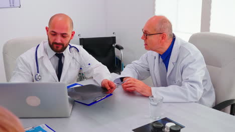médicos compañeros de trabajo analizando la radiografía del paciente