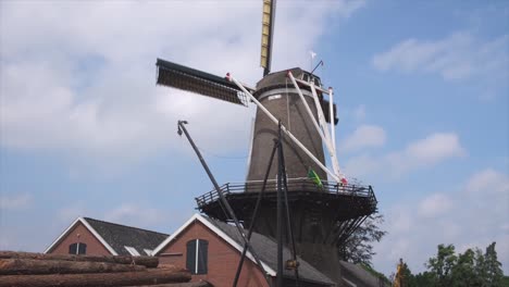 molino de viento tradicional en los países bajos que funciona con energía eólica