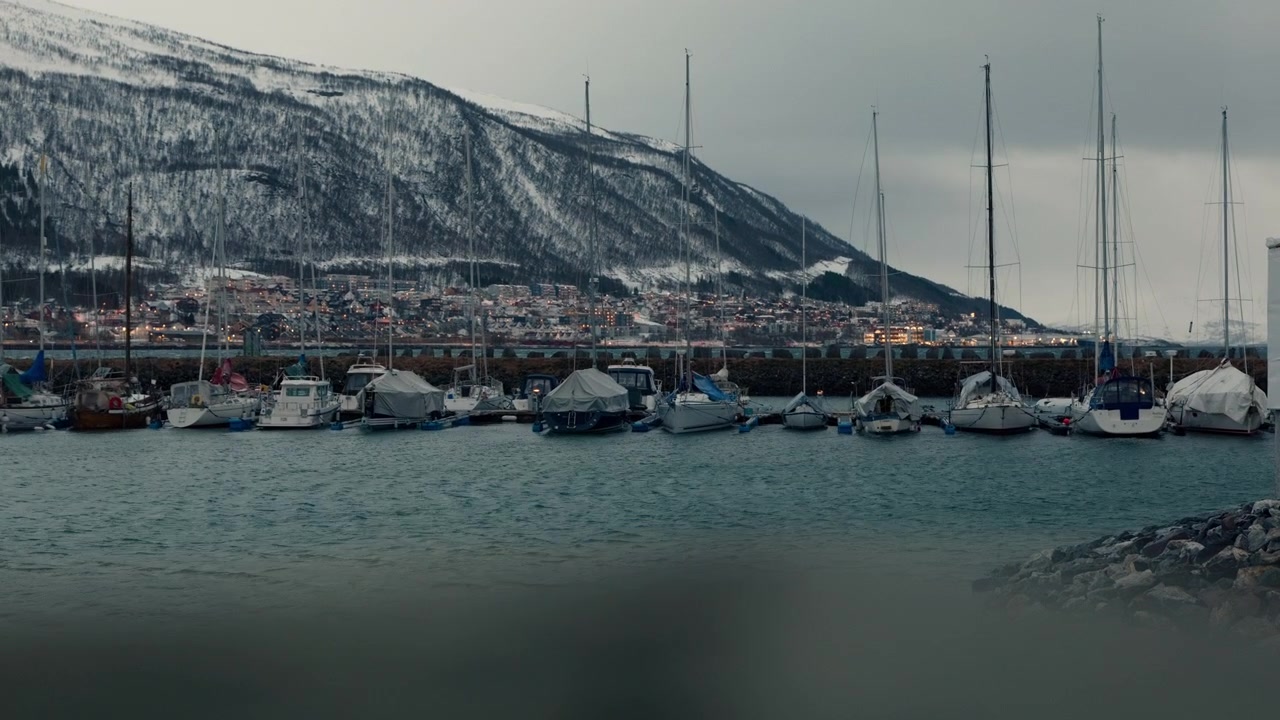 Littoral arctique, navires ancrés, amarrages de marina, côtes froides