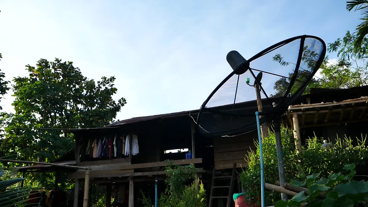 태국 의 시골 지역 에 있는 위성 접시