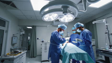procedimiento quirúrgico en una sala de operaciones