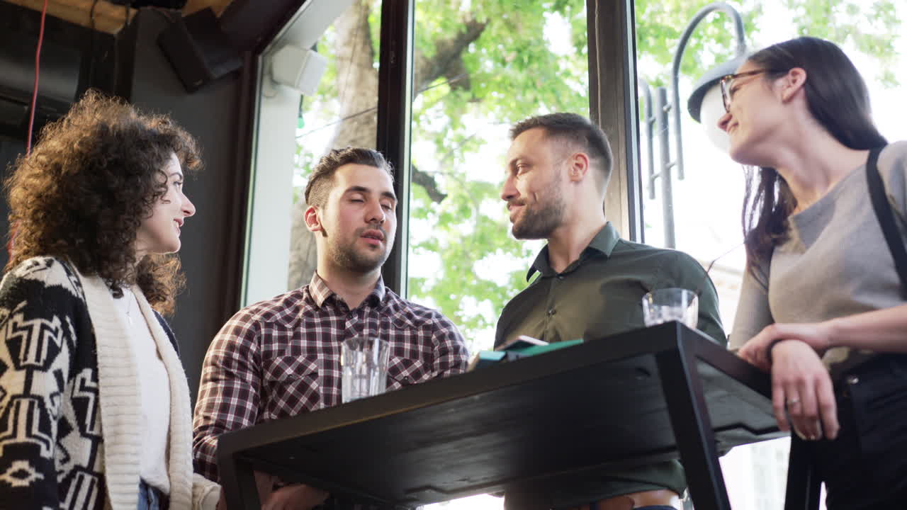 친구 들 이 카페 에 모여서 나누고 있다