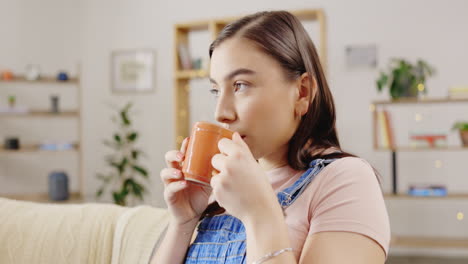 Relájate,-Toma-Café-Y-Calma-Con-Una-Mujer-En-El-Sofá-Gratis