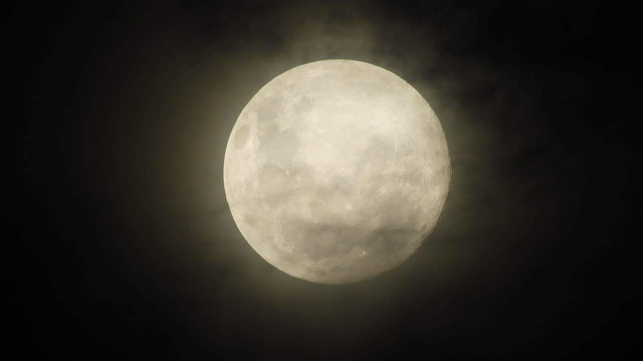 Lua quase cheia assombrada e misteriosa com nuvens escuras e sinistras a passar em primeiro plano, perfeito para o Halloween, tema sombrio e assustador, filmagem celestial