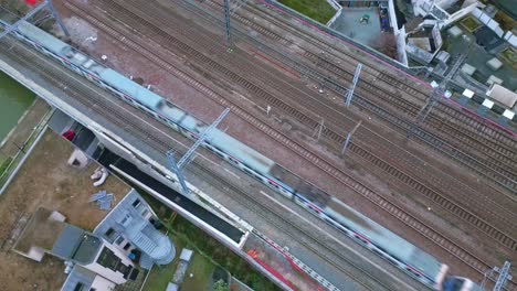 tren que pasa por el ferrocarril. descenso aéreo de arriba hacia abajo