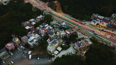 Drone-Hermosa-Toma-Giratoria-De-Un-Grupo-Local-De-Casas-Al-Lado-De-Una-Carretera