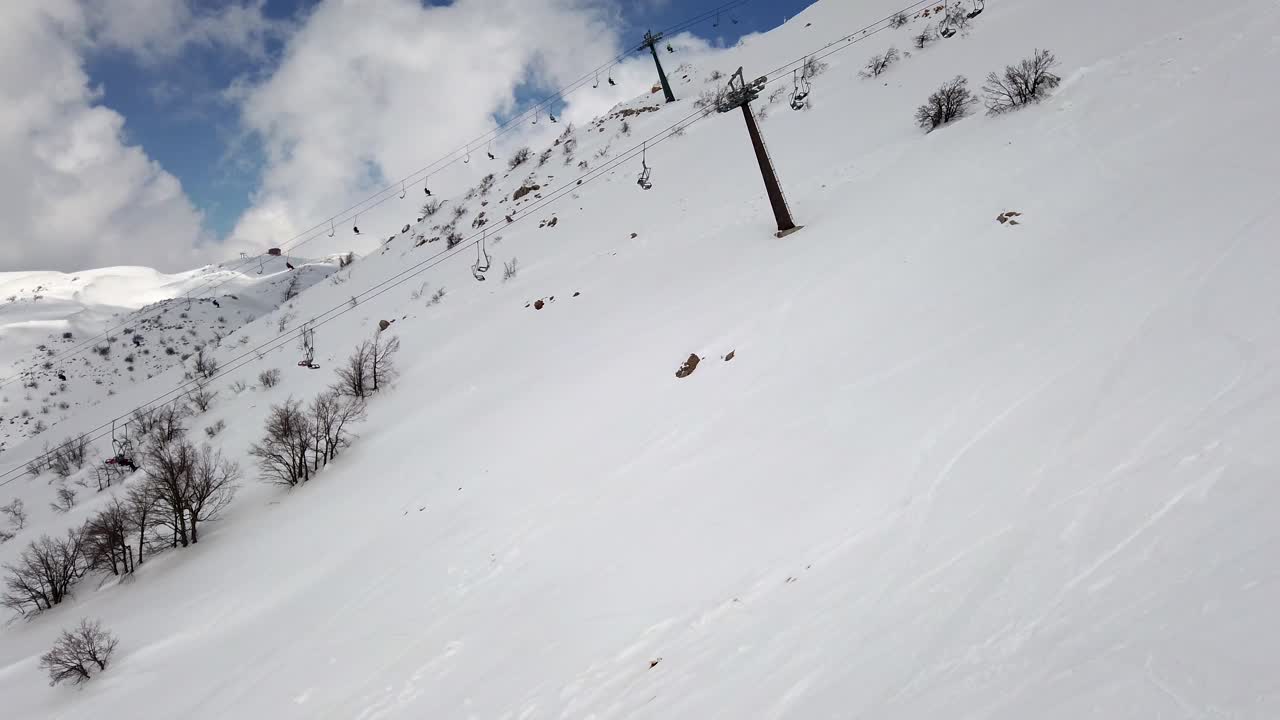 마운트 헤르몬, 체어리프트 타고 올라가기, 배경에 더 많은 체어리프트, 산에 쌓인 눈