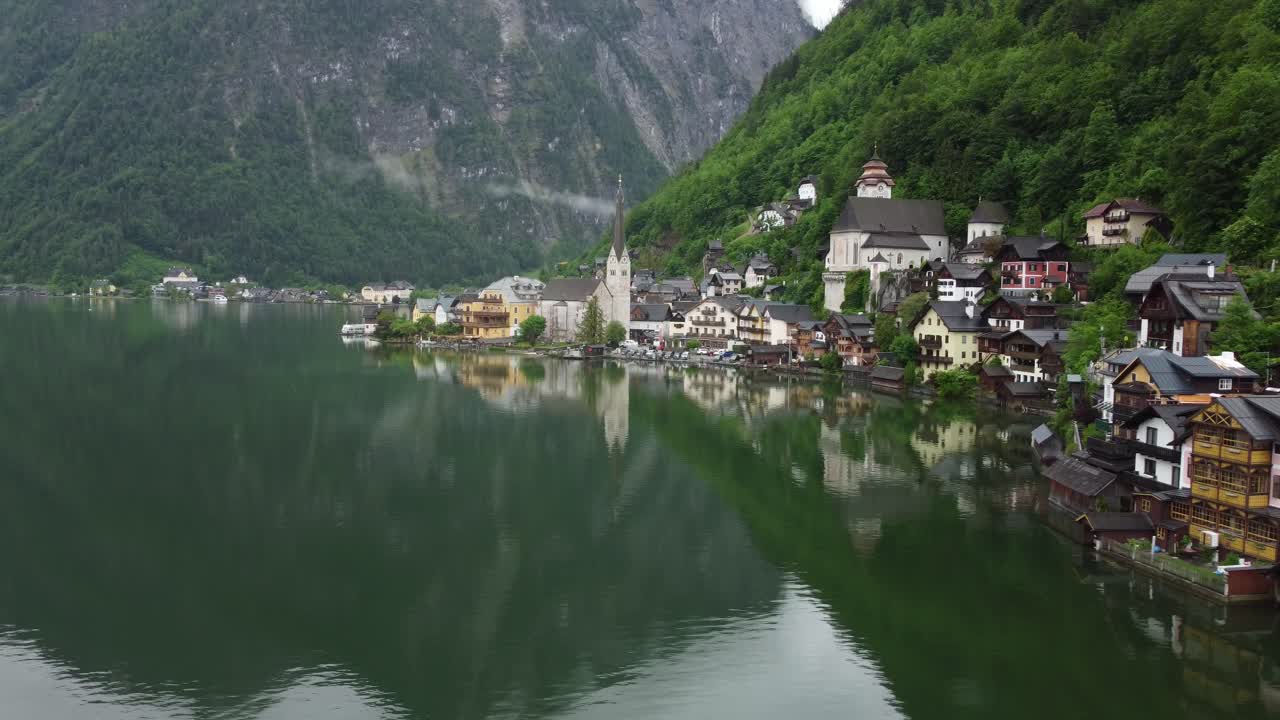 오스트리아 할슈타트의 신비한 비가 오는 날