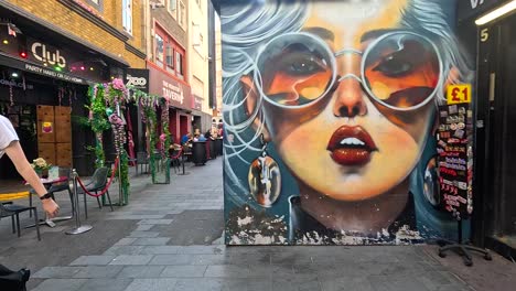 mural de graffiti y fachadas de tiendas en el callejón de londres